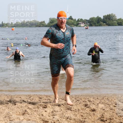 15.06.2025 - 27. Vierlanden-Triathlon Lena Gebhardt http://msf.ph/oto/8010595 15.06.2025 10:07:24 Schwimmen 374, 379, 383, 391, 414, 431, 459 meine-sportfotos.de