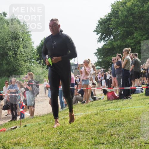 15.06.2025 - 27. Vierlanden-Triathlon KatJ http://msf.ph/oto/8010601 15.06.2025 10:09:40 Schwimmen 421 meine-sportfotos.de