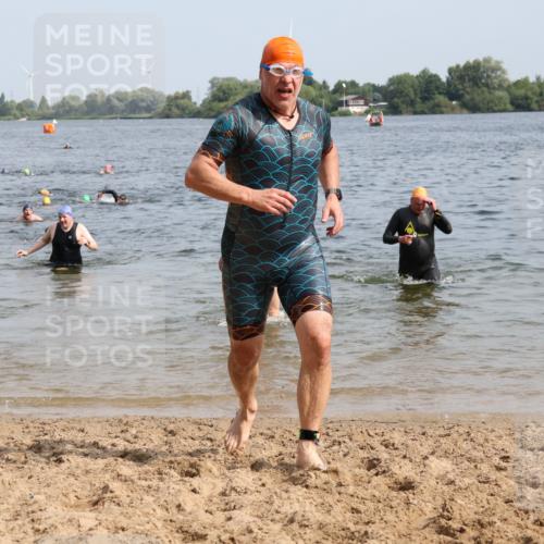 15.06.2025 - 27. Vierlanden-Triathlon Lena Gebhardt http://msf.ph/oto/8010603 15.06.2025 10:07:24 Schwimmen 374, 379, 383, 391, 414, 431, 459 meine-sportfotos.de