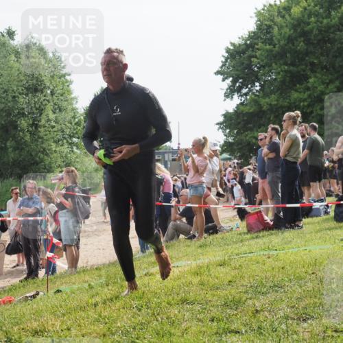 15.06.2025 - 27. Vierlanden-Triathlon KatJ http://msf.ph/oto/8010608 15.06.2025 10:09:40 Schwimmen 421 meine-sportfotos.de