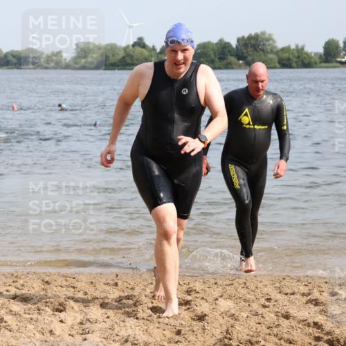 15.06.2025 - 27. Vierlanden-Triathlon Lena Gebhardt http://msf.ph/oto/8010717 15.06.2025 10:07:33 Schwimmen 374, 379, 391, 414, 468 meine-sportfotos.de