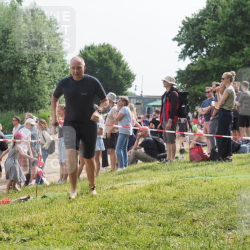 15.06.2025 - 27. Vierlanden-Triathlon KatJ http://msf.ph/oto/8010722 15.06.2025 10:10:06 Schwimmen 466 meine-sportfotos.de
