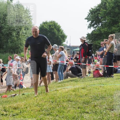 15.06.2025 - 27. Vierlanden-Triathlon KatJ http://msf.ph/oto/8010731 15.06.2025 10:10:07 Schwimmen 466 meine-sportfotos.de