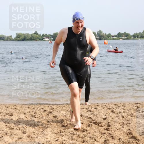 15.06.2025 - 27. Vierlanden-Triathlon Lena Gebhardt http://msf.ph/oto/8010745 15.06.2025 10:07:33 Schwimmen 374, 379, 391, 414, 468 meine-sportfotos.de