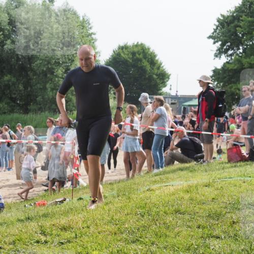 15.06.2025 - 27. Vierlanden-Triathlon KatJ http://msf.ph/oto/8010761 15.06.2025 10:10:07 Schwimmen 466 meine-sportfotos.de