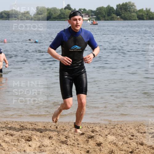 15.06.2025 - 27. Vierlanden-Triathlon Lena Gebhardt http://msf.ph/oto/8010801 15.06.2025 10:07:39 Schwimmen 371, 379, 391, 468 meine-sportfotos.de