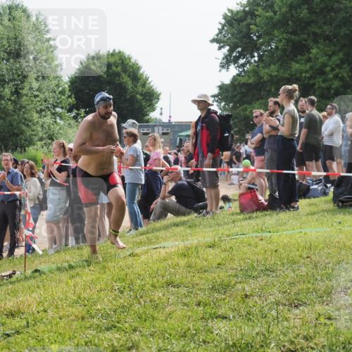 15.06.2025 - 27. Vierlanden-Triathlon KatJ http://msf.ph/oto/8010826 15.06.2025 10:10:24 Schwimmen 417, 444 meine-sportfotos.de