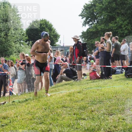 15.06.2025 - 27. Vierlanden-Triathlon KatJ http://msf.ph/oto/8010837 15.06.2025 10:10:24 Schwimmen 417, 444 meine-sportfotos.de