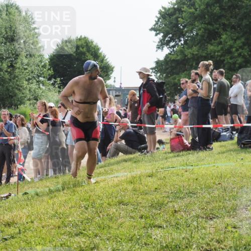 15.06.2025 - 27. Vierlanden-Triathlon KatJ http://msf.ph/oto/8010842 15.06.2025 10:10:24 Schwimmen 417, 444 meine-sportfotos.de