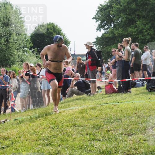 15.06.2025 - 27. Vierlanden-Triathlon KatJ http://msf.ph/oto/8010852 15.06.2025 10:10:24 Schwimmen 417, 444 meine-sportfotos.de
