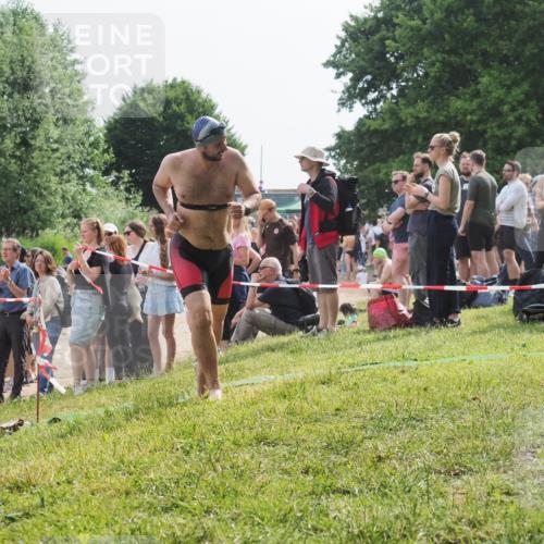 15.06.2025 - 27. Vierlanden-Triathlon KatJ http://msf.ph/oto/8010860 15.06.2025 10:10:24 Schwimmen 417, 444 meine-sportfotos.de