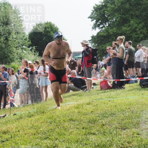 15.06.2025 - 27. Vierlanden-Triathlon KatJ http://msf.ph/oto/8010871 15.06.2025 10:10:24 Schwimmen 417, 444 meine-sportfotos.de