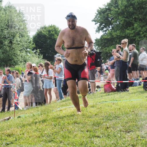 15.06.2025 - 27. Vierlanden-Triathlon KatJ http://msf.ph/oto/8010880 15.06.2025 10:10:25 Schwimmen 417, 444 meine-sportfotos.de