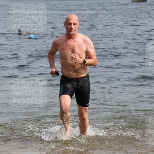 15.06.2025 - 27. Vierlanden-Triathlon Lena Gebhardt http://msf.ph/oto/8010886 15.06.2025 10:07:45 Schwimmen 371, 395, 407, 468 meine-sportfotos.de