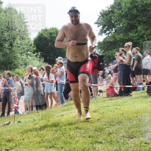15.06.2025 - 27. Vierlanden-Triathlon KatJ http://msf.ph/oto/8010891 15.06.2025 10:10:25 Schwimmen 417, 444 meine-sportfotos.de
