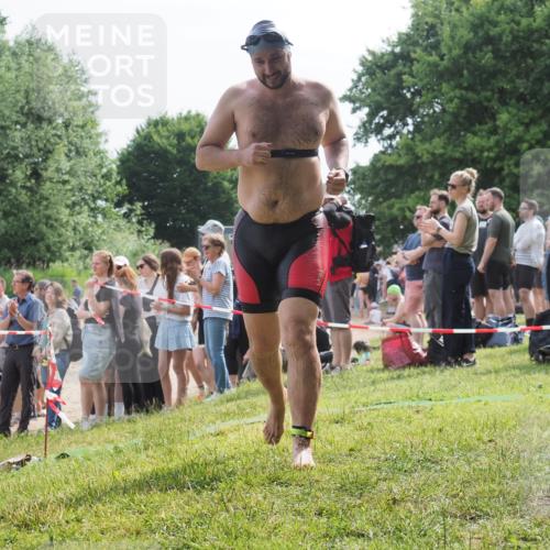 15.06.2025 - 27. Vierlanden-Triathlon KatJ http://msf.ph/oto/8010904 15.06.2025 10:10:25 Schwimmen 417, 444 meine-sportfotos.de