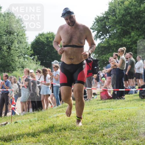 15.06.2025 - 27. Vierlanden-Triathlon KatJ http://msf.ph/oto/8010918 15.06.2025 10:10:26 Schwimmen 417, 444 meine-sportfotos.de