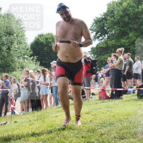 15.06.2025 - 27. Vierlanden-Triathlon KatJ http://msf.ph/oto/8010929 15.06.2025 10:10:26 Schwimmen 417, 444 meine-sportfotos.de