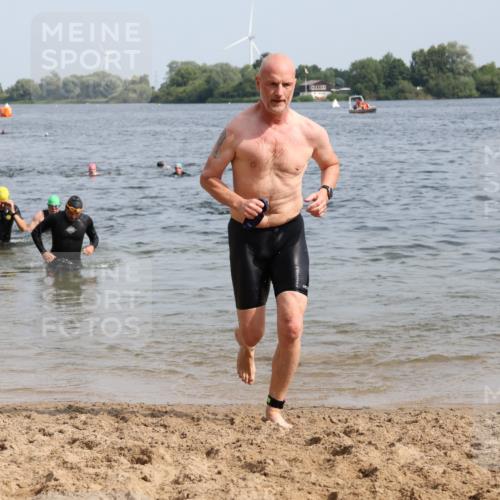 15.06.2025 - 27. Vierlanden-Triathlon Lena Gebhardt http://msf.ph/oto/8010930 15.06.2025 10:07:47 Schwimmen 371, 395, 407 meine-sportfotos.de