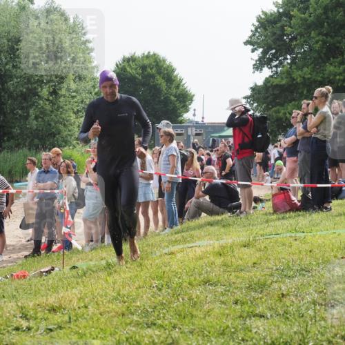 15.06.2025 - 27. Vierlanden-Triathlon KatJ http://msf.ph/oto/8010939 15.06.2025 10:10:28 Schwimmen 417, 444 meine-sportfotos.de