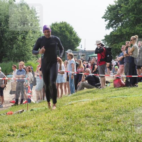 15.06.2025 - 27. Vierlanden-Triathlon KatJ http://msf.ph/oto/8010948 15.06.2025 10:10:28 Schwimmen 417, 444 meine-sportfotos.de