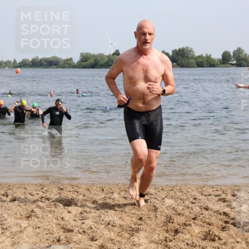 15.06.2025 - 27. Vierlanden-Triathlon Lena Gebhardt http://msf.ph/oto/8010959 15.06.2025 10:07:48 Schwimmen 371, 395, 407 meine-sportfotos.de