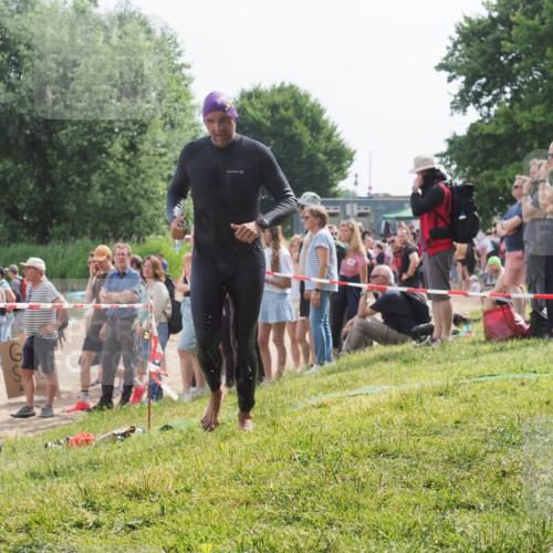 15.06.2025 - 27. Vierlanden-Triathlon KatJ http://msf.ph/oto/8010965 15.06.2025 10:10:28 Schwimmen 417, 444 meine-sportfotos.de