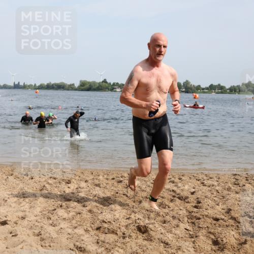 15.06.2025 - 27. Vierlanden-Triathlon Lena Gebhardt http://msf.ph/oto/8010966 15.06.2025 10:07:49 Schwimmen 371, 395, 407 meine-sportfotos.de