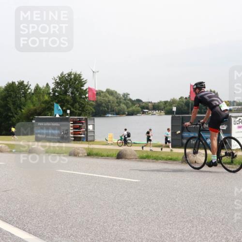 15.06.2025 - 27. Vierlanden-Triathlon H.Heesch http://msf.ph/oto/8010971 15.06.2025 11:01:25 Radfahren 484, 501 meine-sportfotos.de