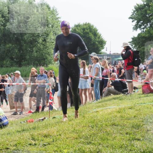 15.06.2025 - 27. Vierlanden-Triathlon KatJ http://msf.ph/oto/8010972 15.06.2025 10:10:28 Schwimmen 417, 444 meine-sportfotos.de