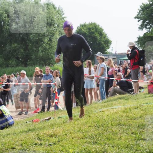 15.06.2025 - 27. Vierlanden-Triathlon KatJ http://msf.ph/oto/8010979 15.06.2025 10:10:28 Schwimmen 417, 444 meine-sportfotos.de