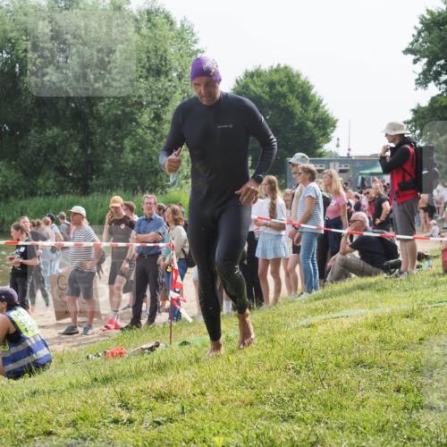15.06.2025 - 27. Vierlanden-Triathlon KatJ http://msf.ph/oto/8010987 15.06.2025 10:10:29 Schwimmen 417, 444 meine-sportfotos.de