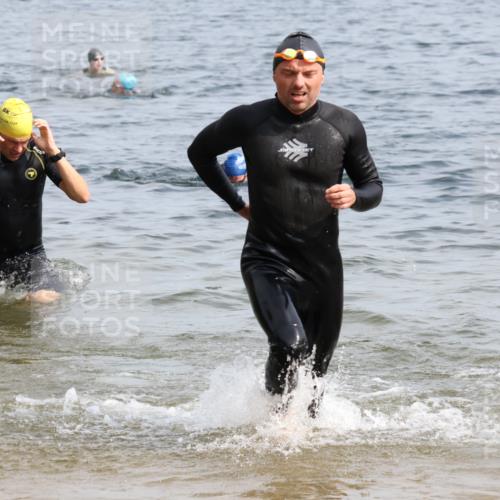15.06.2025 - 27. Vierlanden-Triathlon Lena Gebhardt http://msf.ph/oto/8010990 15.06.2025 10:07:50 Schwimmen 371, 395, 407 meine-sportfotos.de