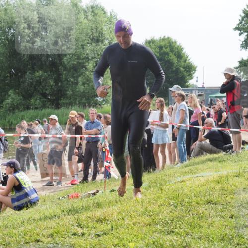 15.06.2025 - 27. Vierlanden-Triathlon KatJ http://msf.ph/oto/8010993 15.06.2025 10:10:29 Schwimmen 417, 444 meine-sportfotos.de