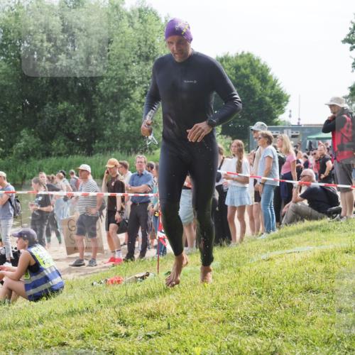 15.06.2025 - 27. Vierlanden-Triathlon KatJ http://msf.ph/oto/8011005 15.06.2025 10:10:29 Schwimmen 417, 444 meine-sportfotos.de