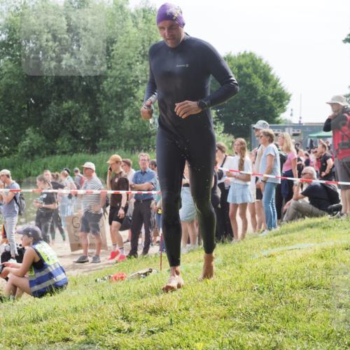 15.06.2025 - 27. Vierlanden-Triathlon KatJ http://msf.ph/oto/8011019 15.06.2025 10:10:29 Schwimmen 417, 444 meine-sportfotos.de
