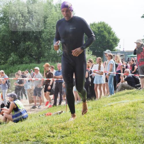 15.06.2025 - 27. Vierlanden-Triathlon KatJ http://msf.ph/oto/8011030 15.06.2025 10:10:29 Schwimmen 417, 444 meine-sportfotos.de
