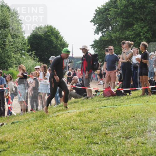 15.06.2025 - 27. Vierlanden-Triathlon KatJ http://msf.ph/oto/8011053 15.06.2025 10:11:06 Schwimmen 451 meine-sportfotos.de