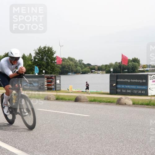 15.06.2025 - 27. Vierlanden-Triathlon H.Heesch http://msf.ph/oto/8011060 15.06.2025 11:01:51 Radfahren 90, 239, 584, 614 meine-sportfotos.de