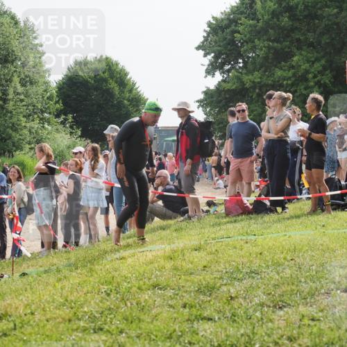 15.06.2025 - 27. Vierlanden-Triathlon KatJ http://msf.ph/oto/8011062 15.06.2025 10:11:06 Schwimmen 451 meine-sportfotos.de