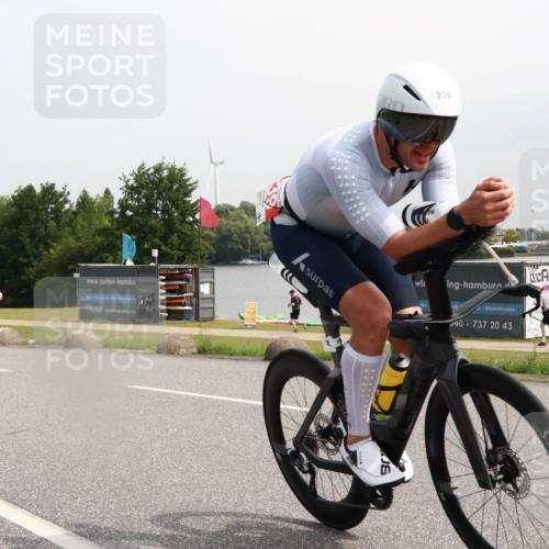 15.06.2025 - 27. Vierlanden-Triathlon H.Heesch http://msf.ph/oto/8011069 15.06.2025 11:01:51 Radfahren 90, 239, 584, 614 meine-sportfotos.de