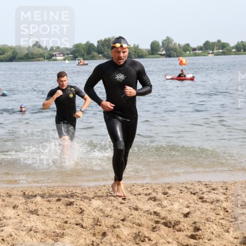 15.06.2025 - 27. Vierlanden-Triathlon Lena Gebhardt http://msf.ph/oto/8011072 15.06.2025 10:07:53 Schwimmen 371, 395, 407 meine-sportfotos.de