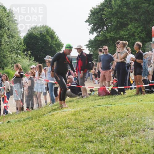 15.06.2025 - 27. Vierlanden-Triathlon KatJ http://msf.ph/oto/8011074 15.06.2025 10:11:06 Schwimmen 451 meine-sportfotos.de