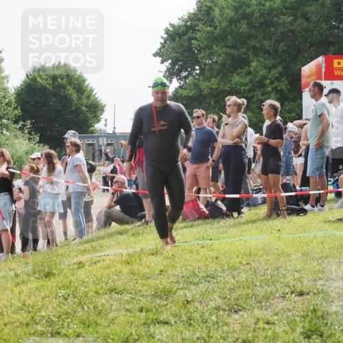 15.06.2025 - 27. Vierlanden-Triathlon KatJ http://msf.ph/oto/8011084 15.06.2025 10:11:08 Schwimmen 451 meine-sportfotos.de