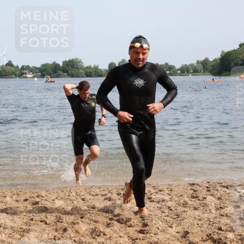 15.06.2025 - 27. Vierlanden-Triathlon Lena Gebhardt http://msf.ph/oto/8011094 15.06.2025 10:07:54 Schwimmen 371, 395, 407 meine-sportfotos.de