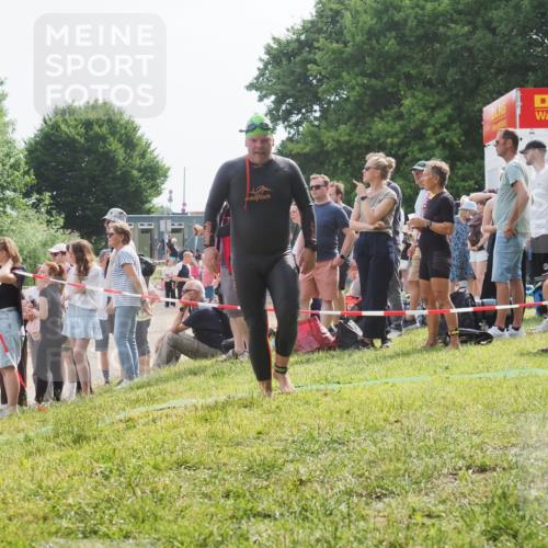 15.06.2025 - 27. Vierlanden-Triathlon KatJ http://msf.ph/oto/8011096 15.06.2025 10:11:08 Schwimmen 451 meine-sportfotos.de