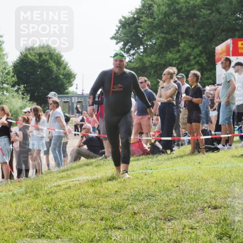 15.06.2025 - 27. Vierlanden-Triathlon KatJ http://msf.ph/oto/8011110 15.06.2025 10:11:08 Schwimmen 451 meine-sportfotos.de