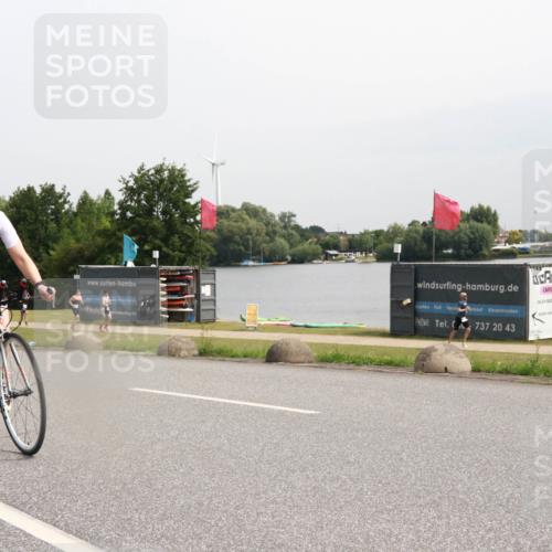 15.06.2025 - 27. Vierlanden-Triathlon H.Heesch http://msf.ph/oto/8011116 15.06.2025 11:02:00 Radfahren 32, 221, 238, 567 meine-sportfotos.de