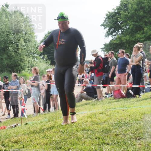 15.06.2025 - 27. Vierlanden-Triathlon KatJ http://msf.ph/oto/8011126 15.06.2025 10:11:10 Schwimmen 451 meine-sportfotos.de