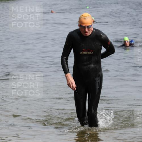 15.06.2025 - 27. Vierlanden-Triathlon Lena Gebhardt http://msf.ph/oto/8011137 15.06.2025 10:07:57 Schwimmen 371, 373, 395, 403, 407 meine-sportfotos.de